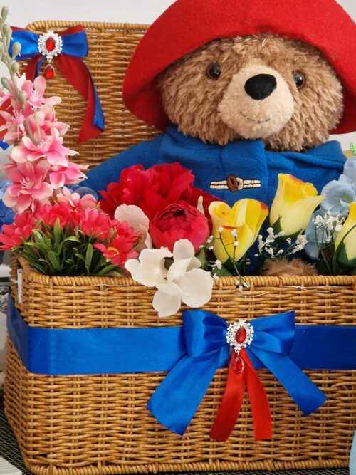 Peluche dans un panier en osier ,fleurs, LED , ruban